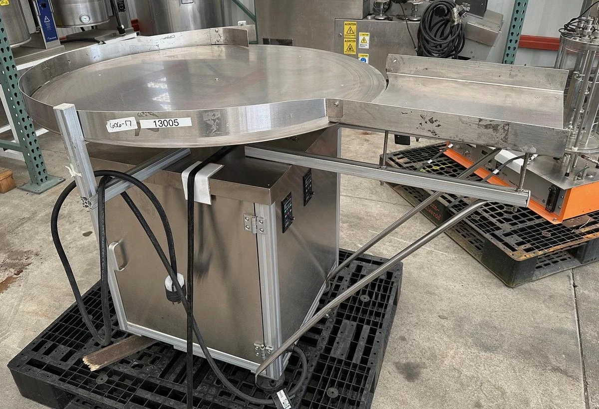 Accumulating Table 36'' diameter, S.S.