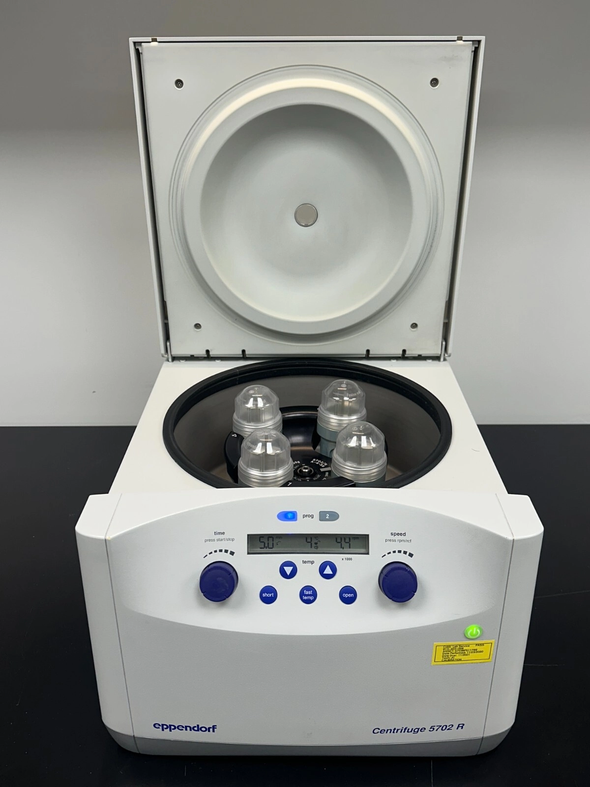 Eppendorf 5702R refrigerated centrifuge with bucke