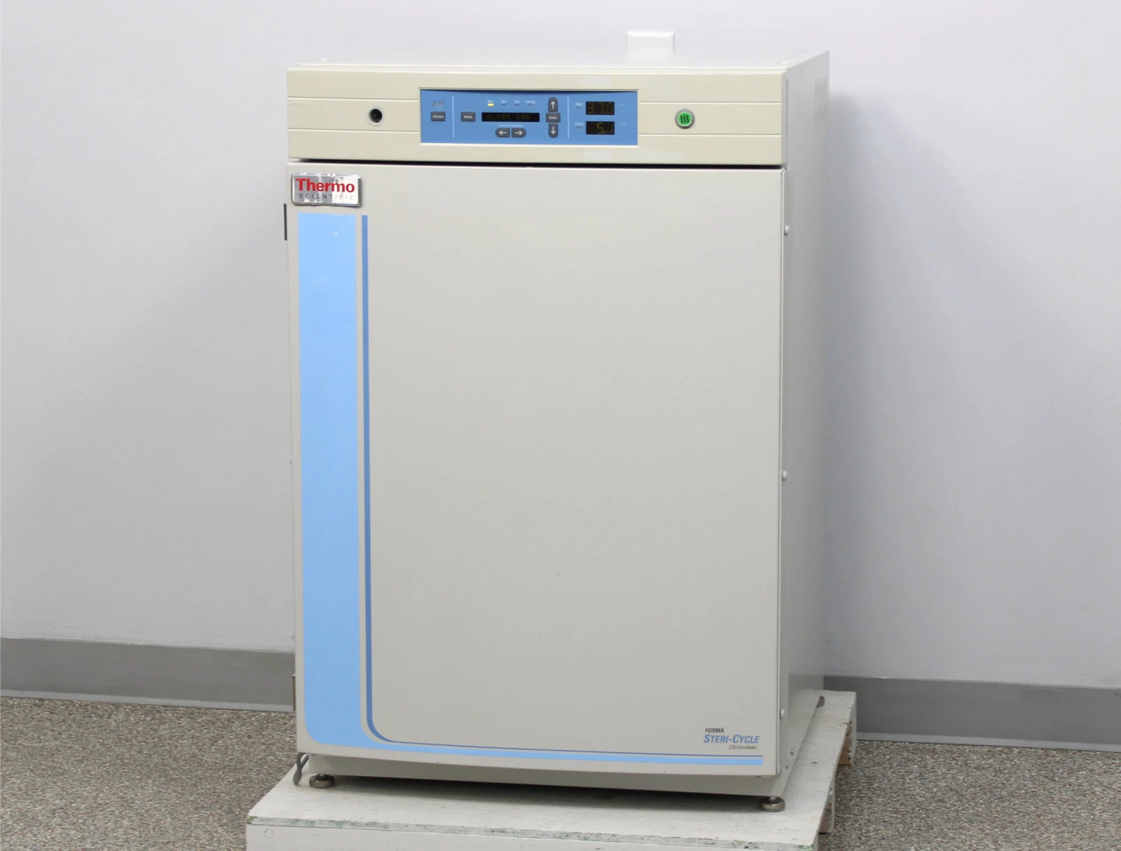 Thermo Scientific 370 Forma Steri-Cycle CO2 Incubator and 3 Shelves