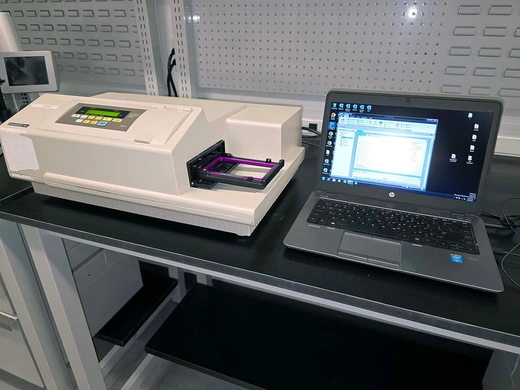 Molecular Devices SpectraMax M2e Multi-Mode microplate reader package with laptop computer, software, and warranty