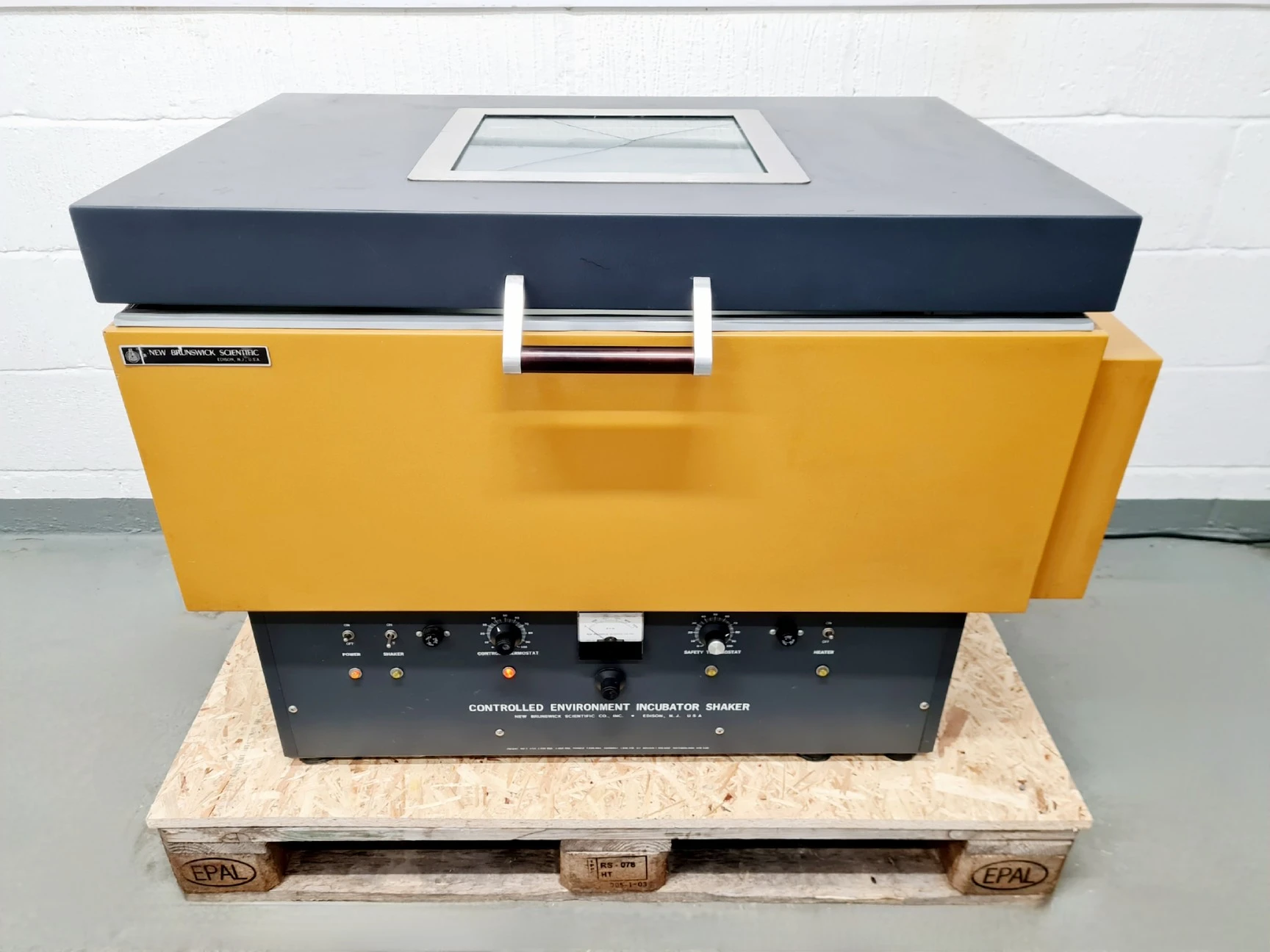 New Brunswick Scientific Co G-25 Shaking Incubator Lab