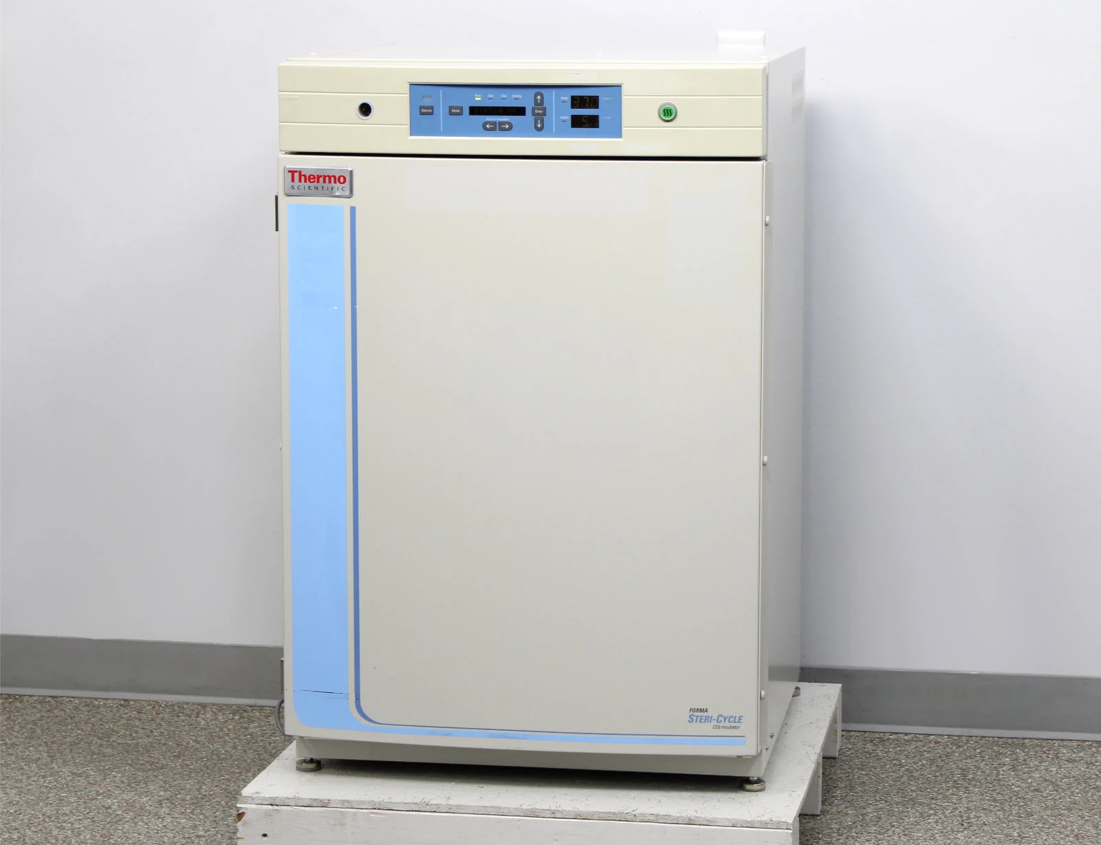 Thermo Scientific 370 Forma Steri-Cycle CO2 Incubator with 3 Shelves