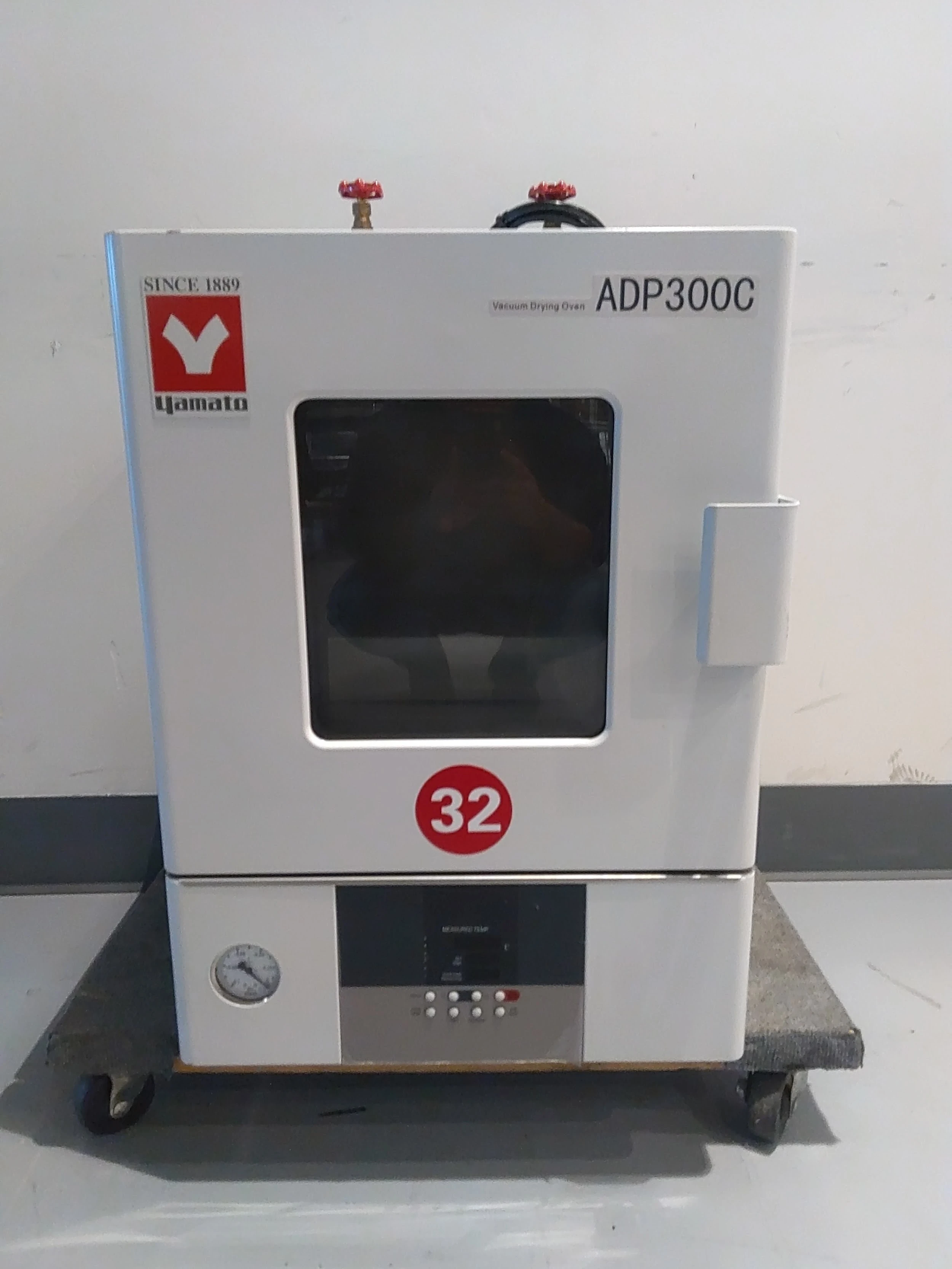 Yamato ADP 300C Standard Size Benchtop Vacuum Drying Oven