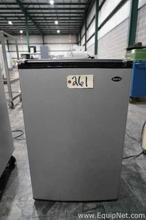 Lot 261 Listing# 1060992 Lot No 261 - Sanyo SR-4912M Mini Refrigerator