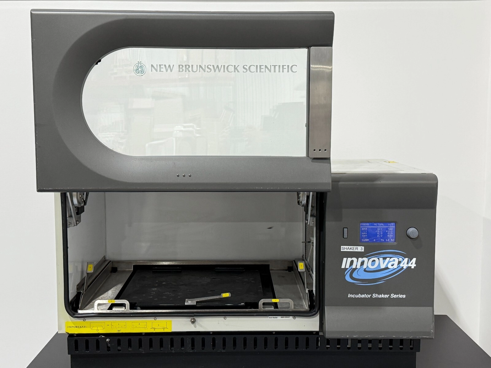 New Brunswick Scientific Innova 44 incubator incub