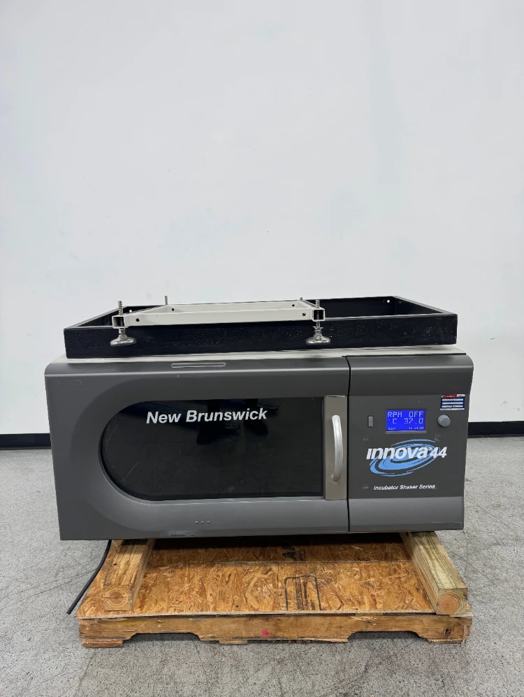New Brunswick Innova 44 Incubator Shaker