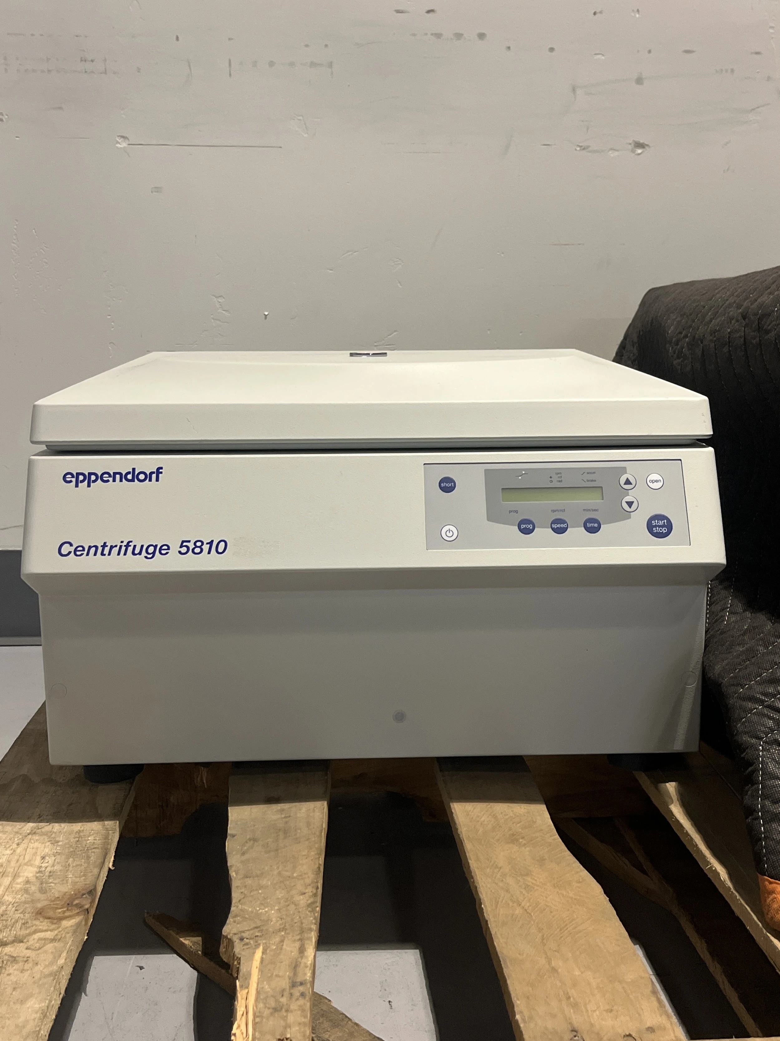 Eppendorf 5810 Benchtop High-Speed Centrifuge W/ S-4-104 Rotor, Buckets &amp; Insert