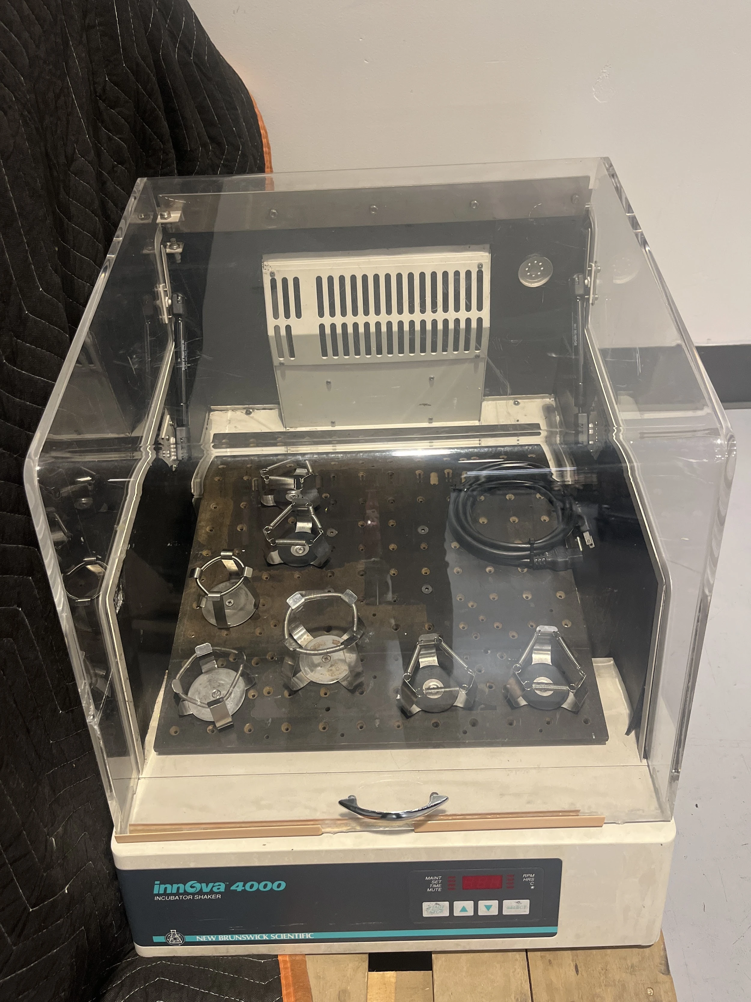 New Brunswick Scientific Innova 4000 Incubator Shaker - Fair Condition