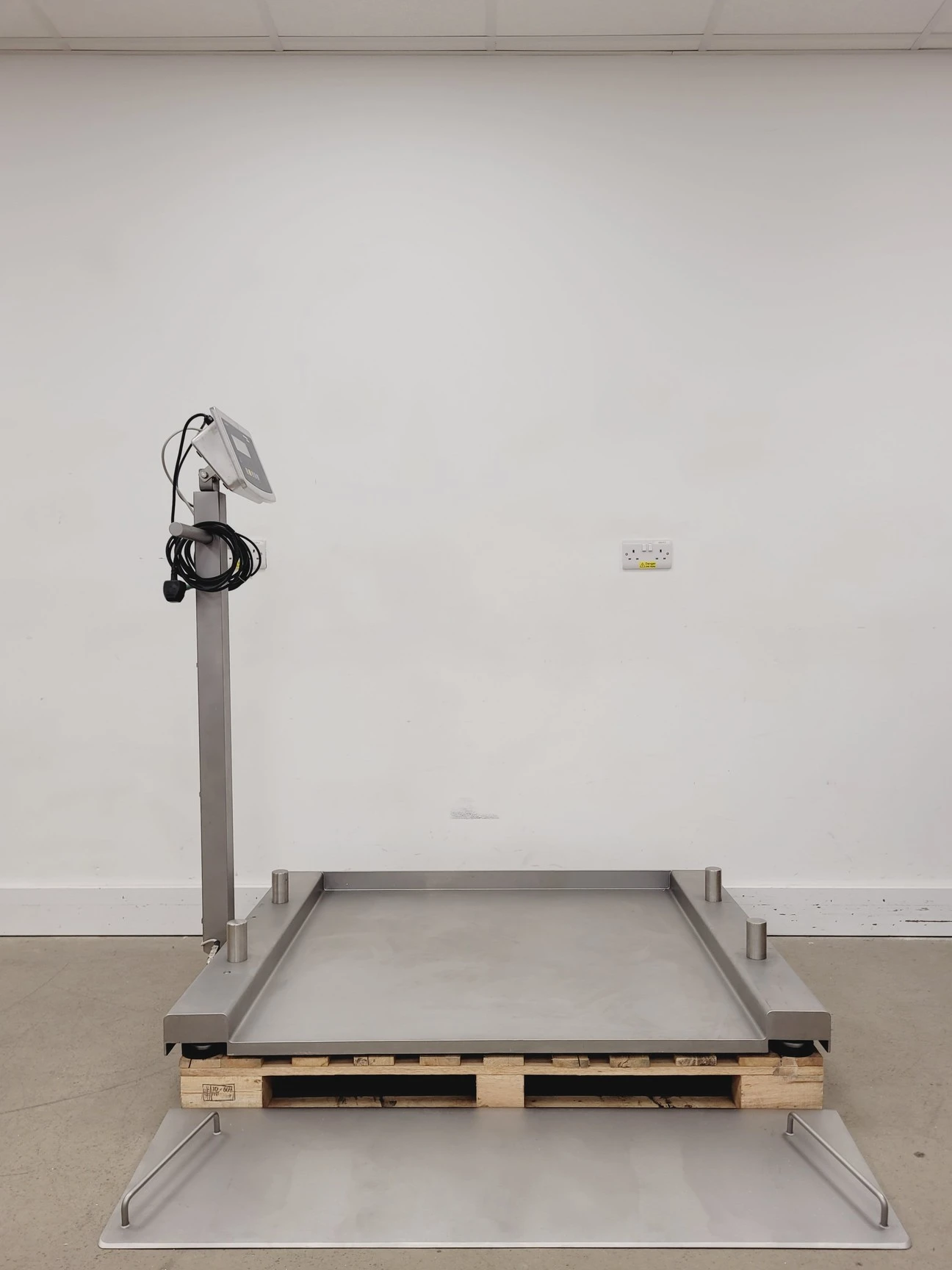 Minebea IFS4-300LL-I Weighing Platform With Sartorius Combics 1