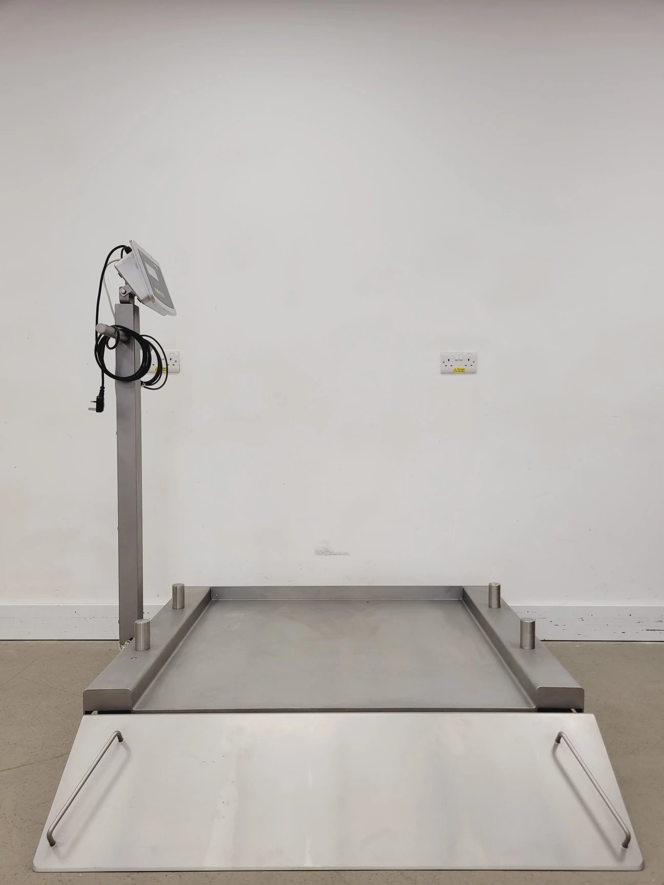 Minebea IFS4-300LL-I Weighing Platform w/ Sartorius Combics 1