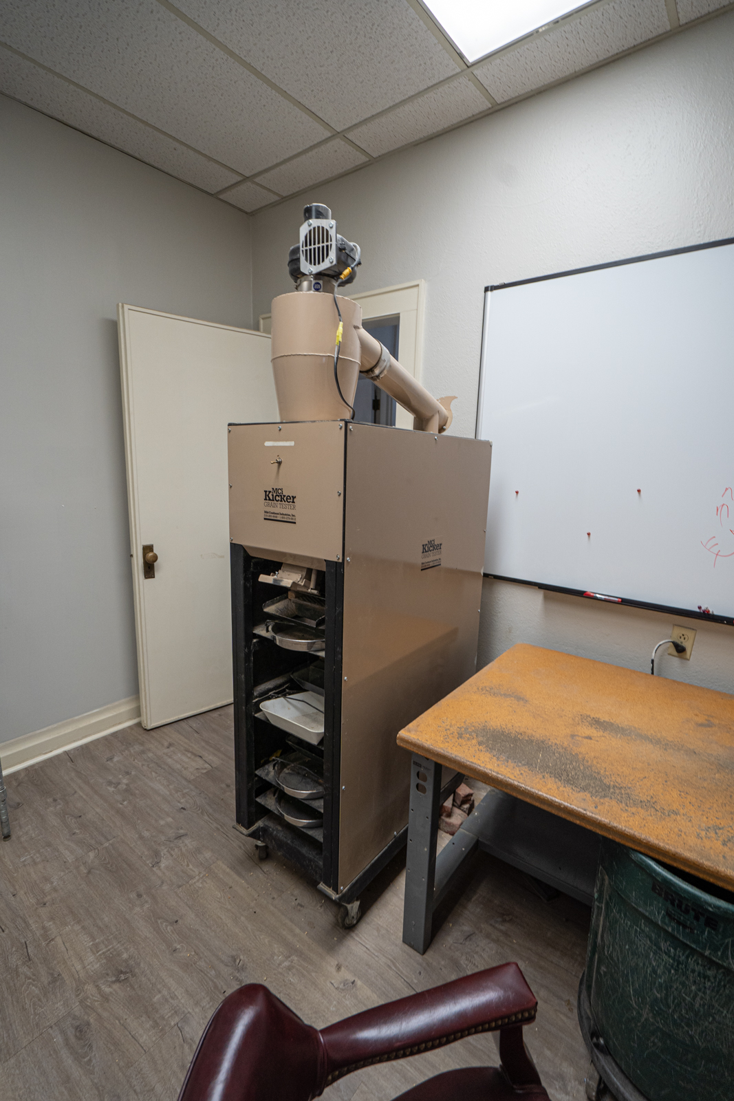 MCI Kicker grain analyzer, Set up for inbound grading. Four tray