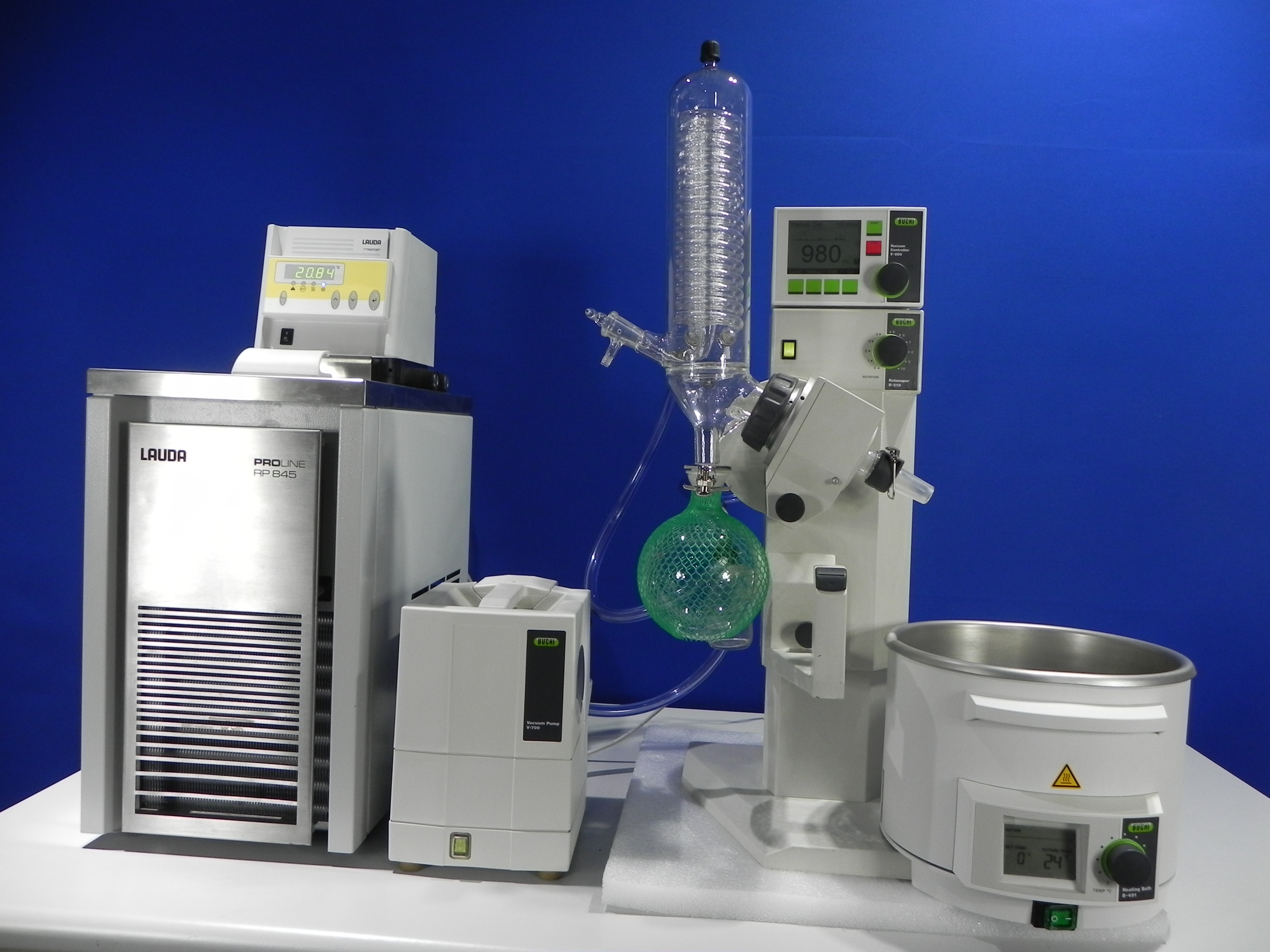 Buchi R-210 rotary evaporator integrated with Buchi V-850 vacuum controller, Buchi V-700 diaphragm vacuum pump, multi-functional digital B-491 heating bath and Lauda Proline RP 845 heavy duty chiller