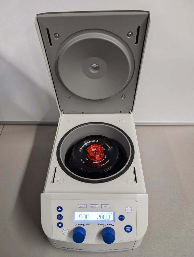 Eppendorf 5425 Centrifuge w/ FA-24×2 Fixed Angle Rotor