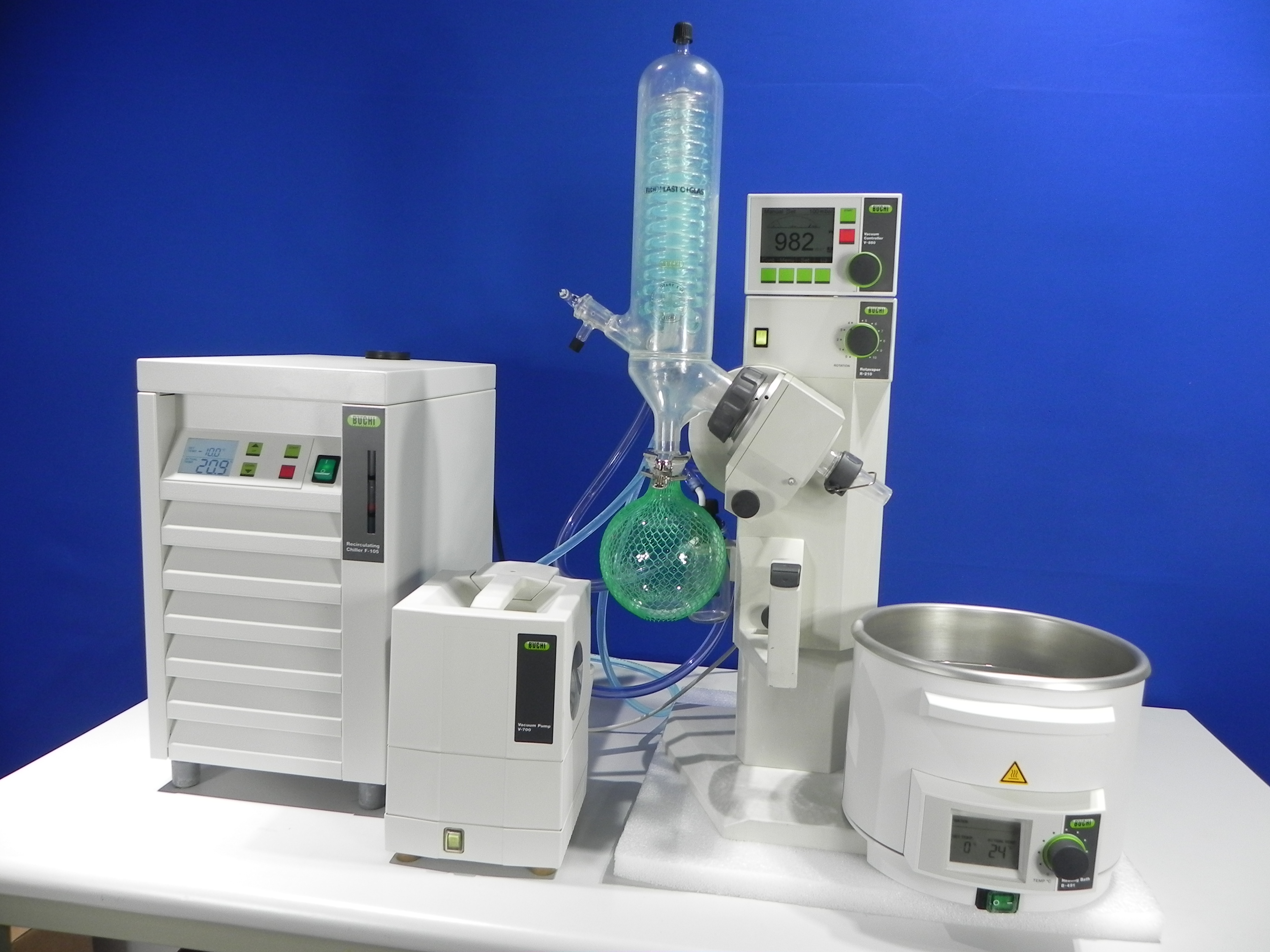 Buchi R-210 rotary evaporator integrated with Buchi V-850 vacuum controller, Buchi V-700 diaphragm vacuum pump, digital B-491 heating bath and Buchi F-105 Chiller.