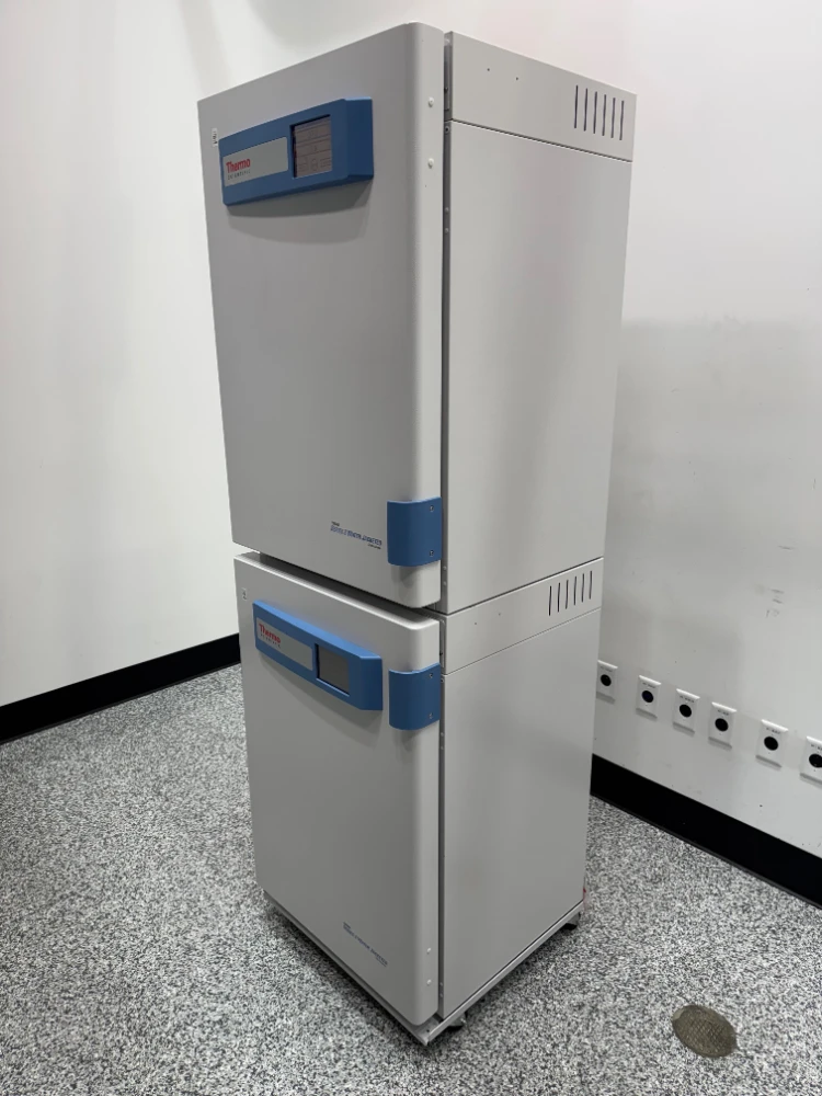Thermo Forma Series 3 Water Jacketed Double Stack CO2 Incubator | LabX.com