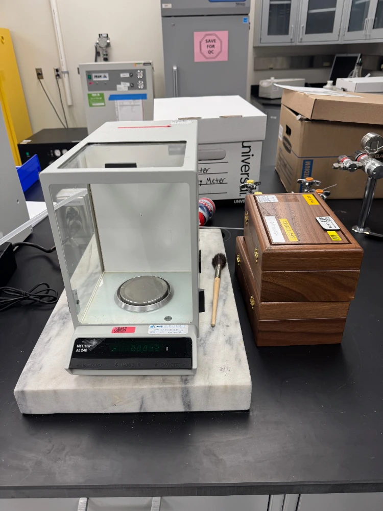 Mettler Toledo AE240 Analytical Balance