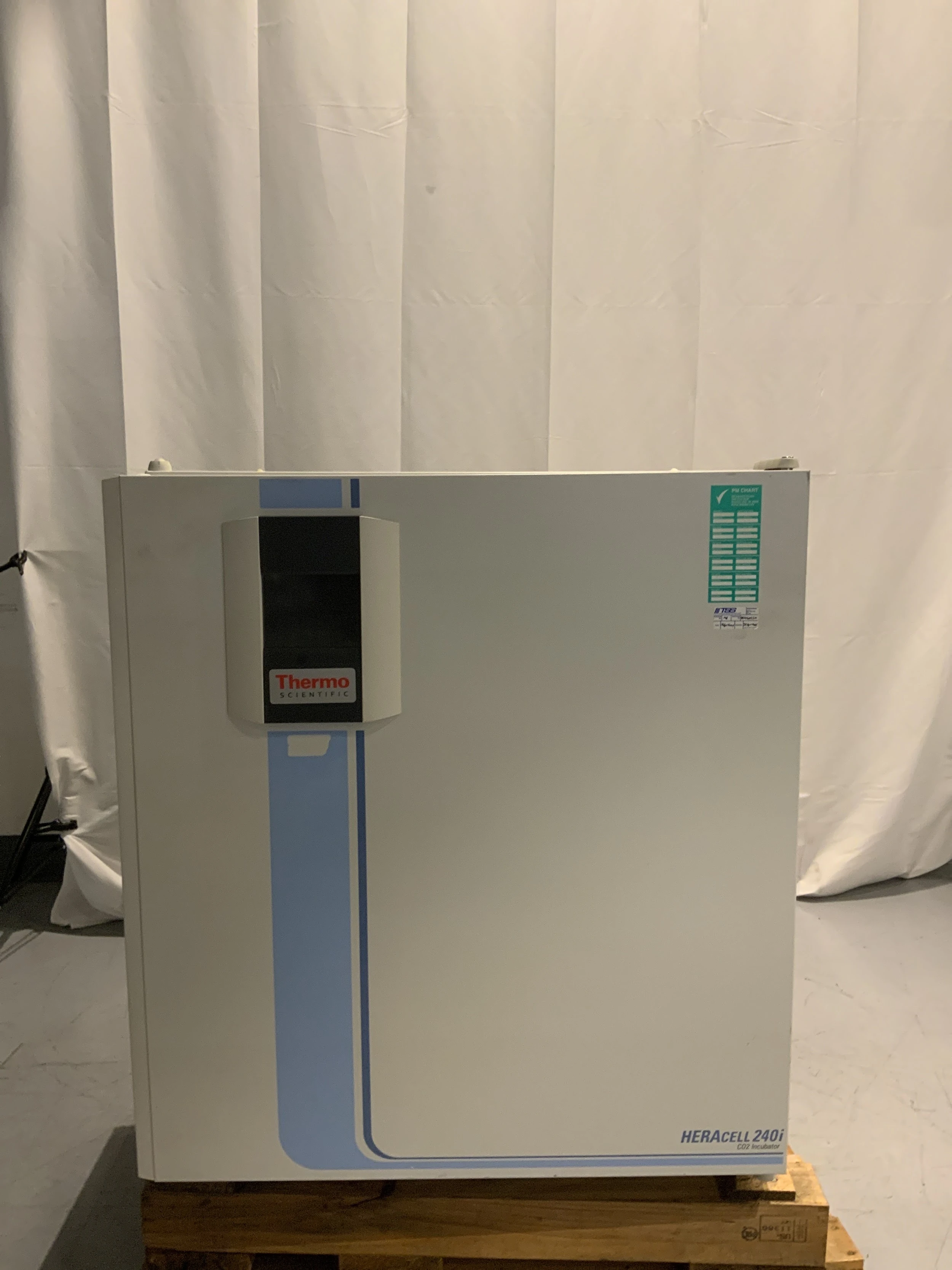 Thermo Scientific HERAcell 240i CO2 Incubator 51026332 With 3x Shelves - Fair