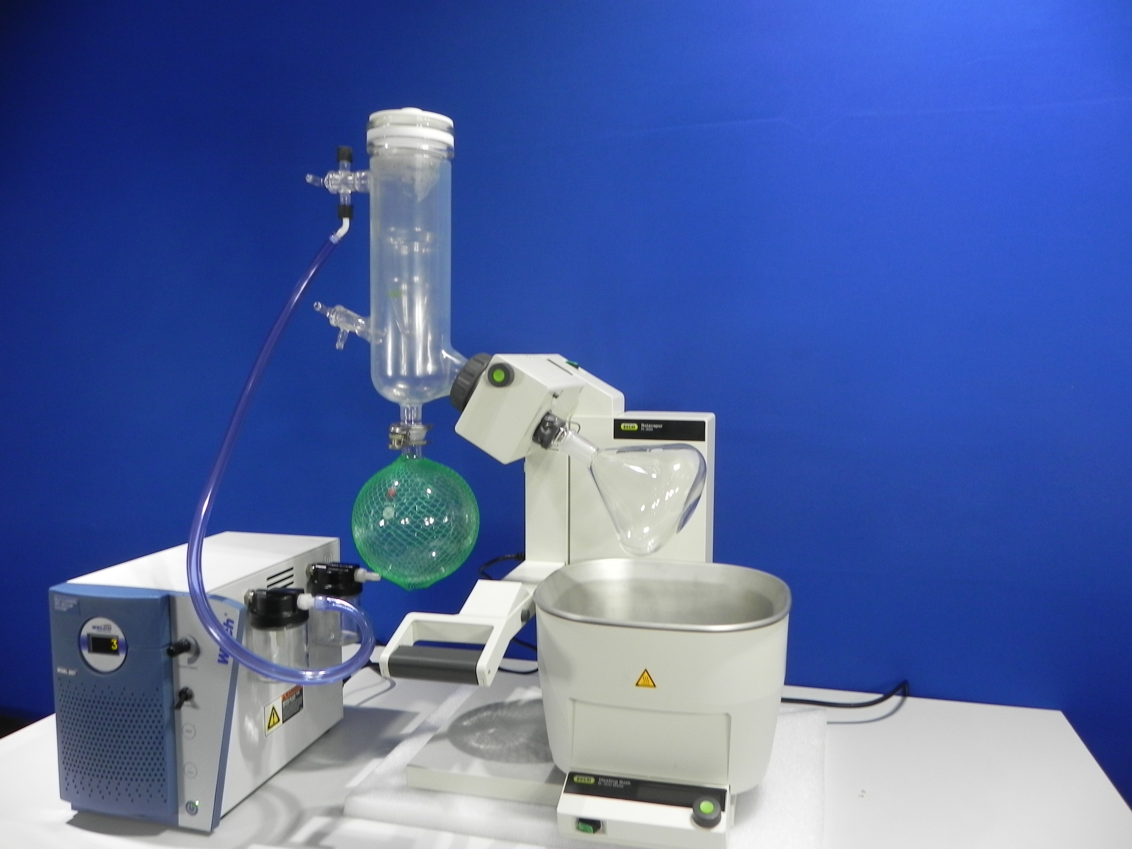 Buchi R-300 rotary evaporator (Rotavapor) including Buchi B-305 digital heating bath and Welch 2027 self cleaning vacuum pump with built-in vacuum controller. 