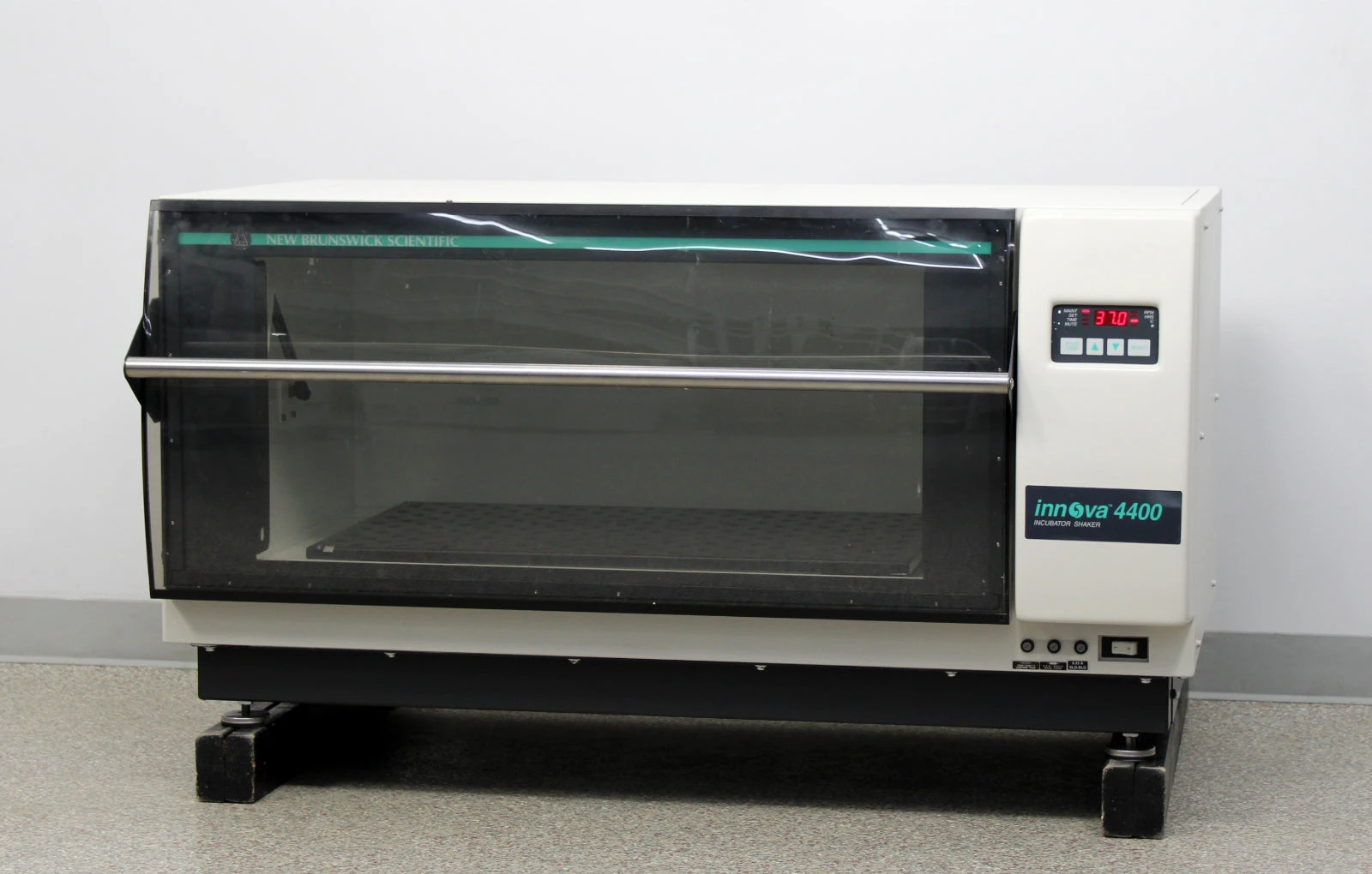 New Brunswick Scientific Innova 4400 Incubator Shaker M1243-0000 | LabX.com