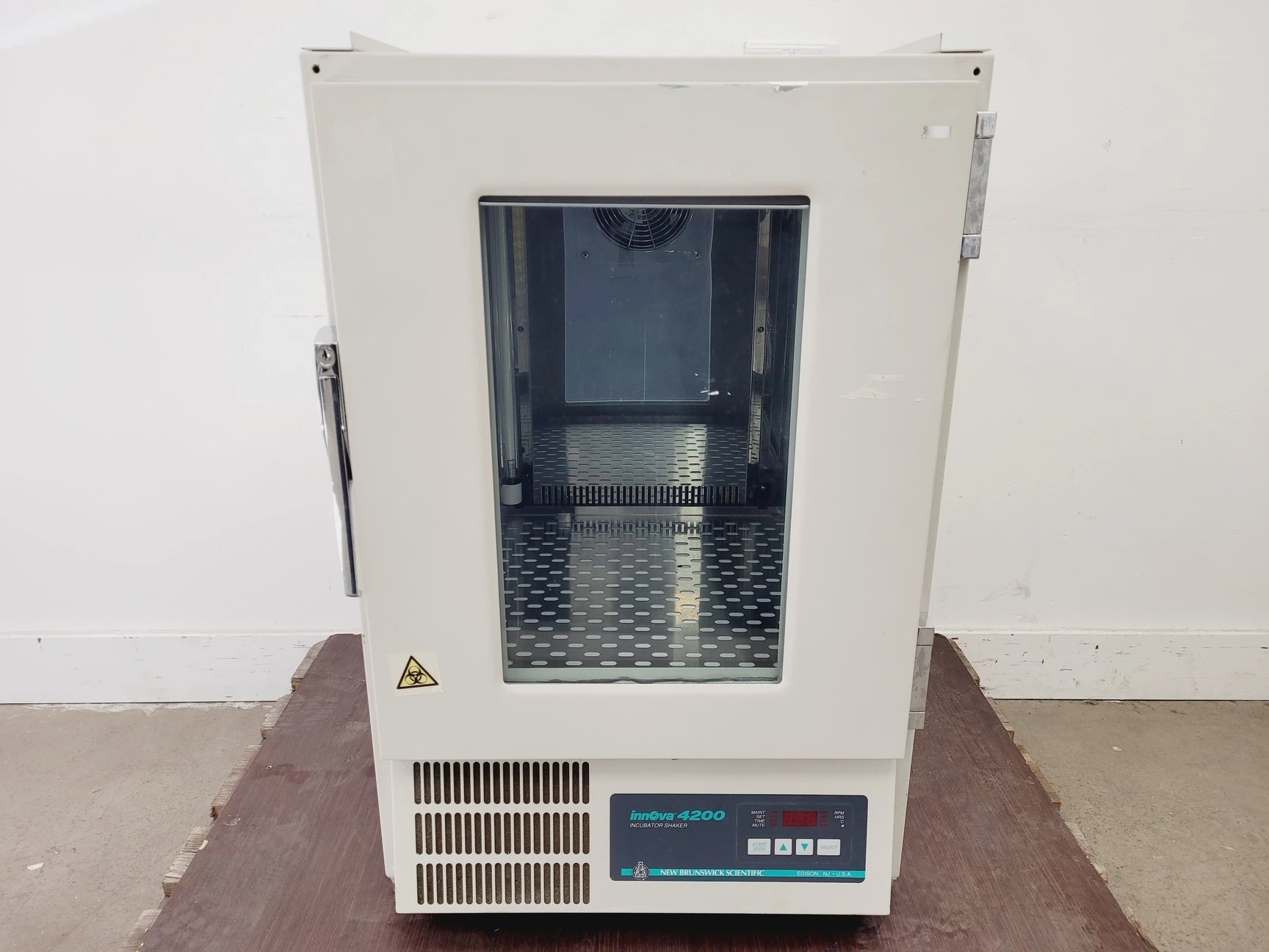 New Brunswick Scientific Innova 4200 Incubator Shaker | LabX.com