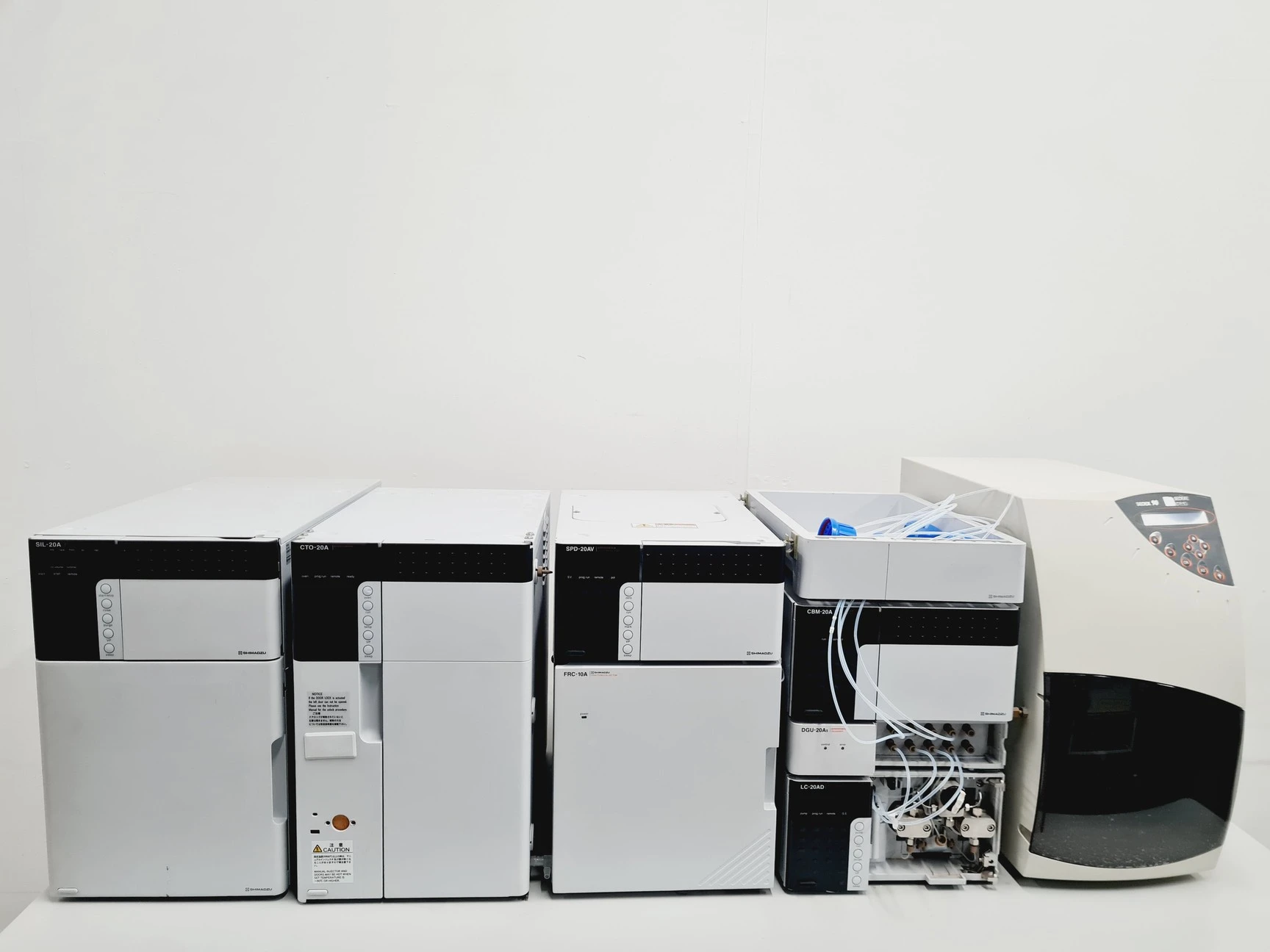 Shimadzu Prominence HPLC System SIL-20A, LC-20AD, DGU-20A5, CTO
