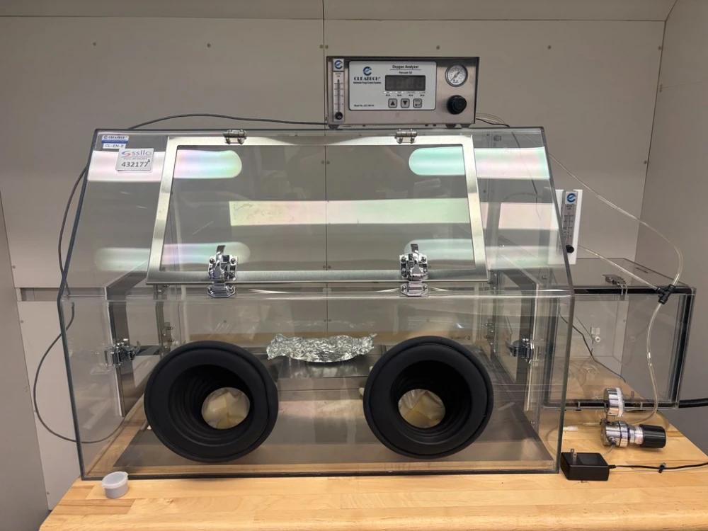 Terra Universal Series 100 Laboratory glove box and Oxygen Analyzer ...