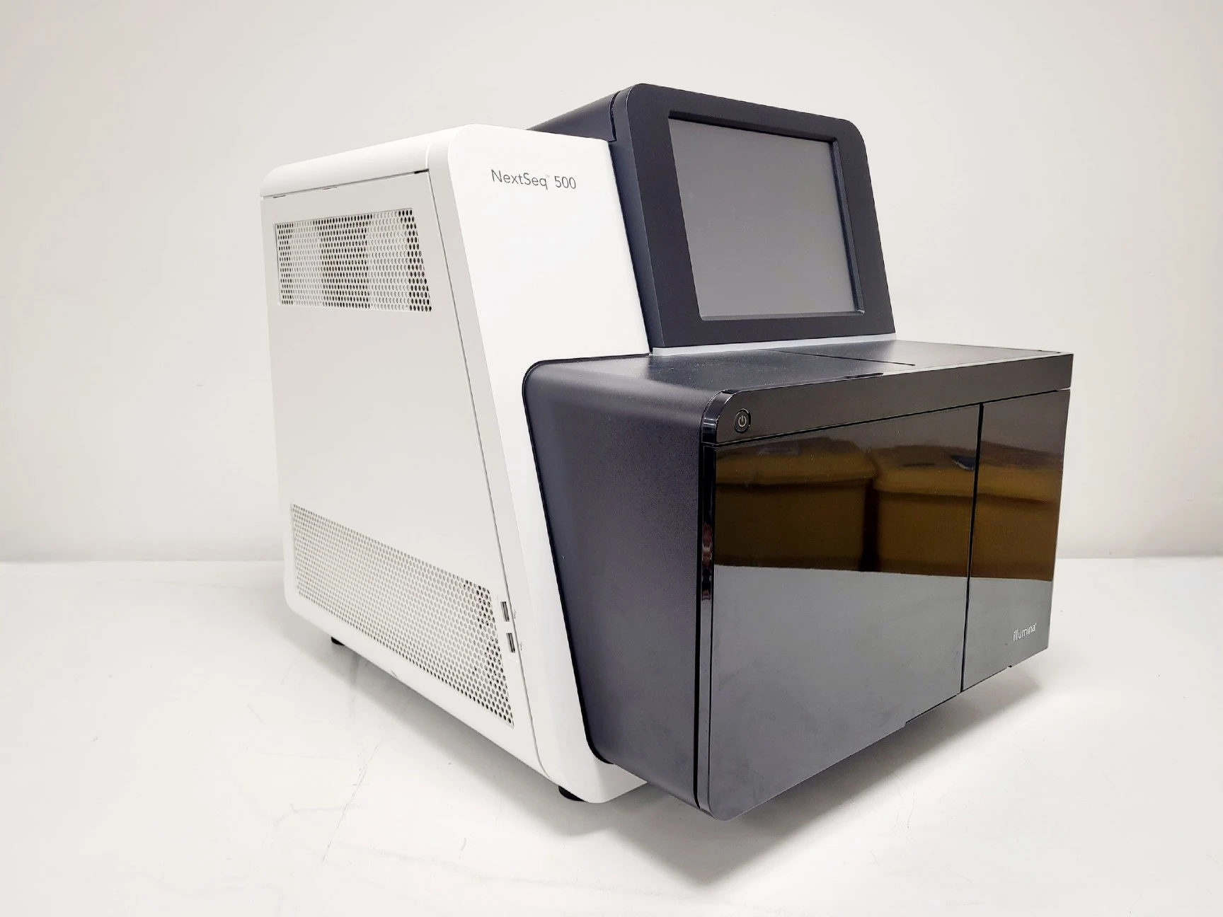 Illumina NextSeq 500 DNA Sequencer Lab | LabX.com